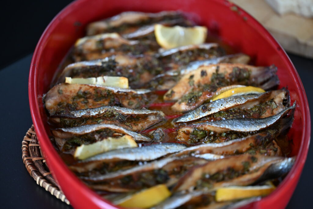 If you’ve ever wandered through the markets of a Mediterranean port city, you’ve likely come across the unmistakable aroma of fresh sardines grilling or roasting with bold spices. Today, we’re diving into a beloved North African dish: Sardines à la Dersa — a humble, economical, yet flavor-packed recipe that celebrates the best of the sea.