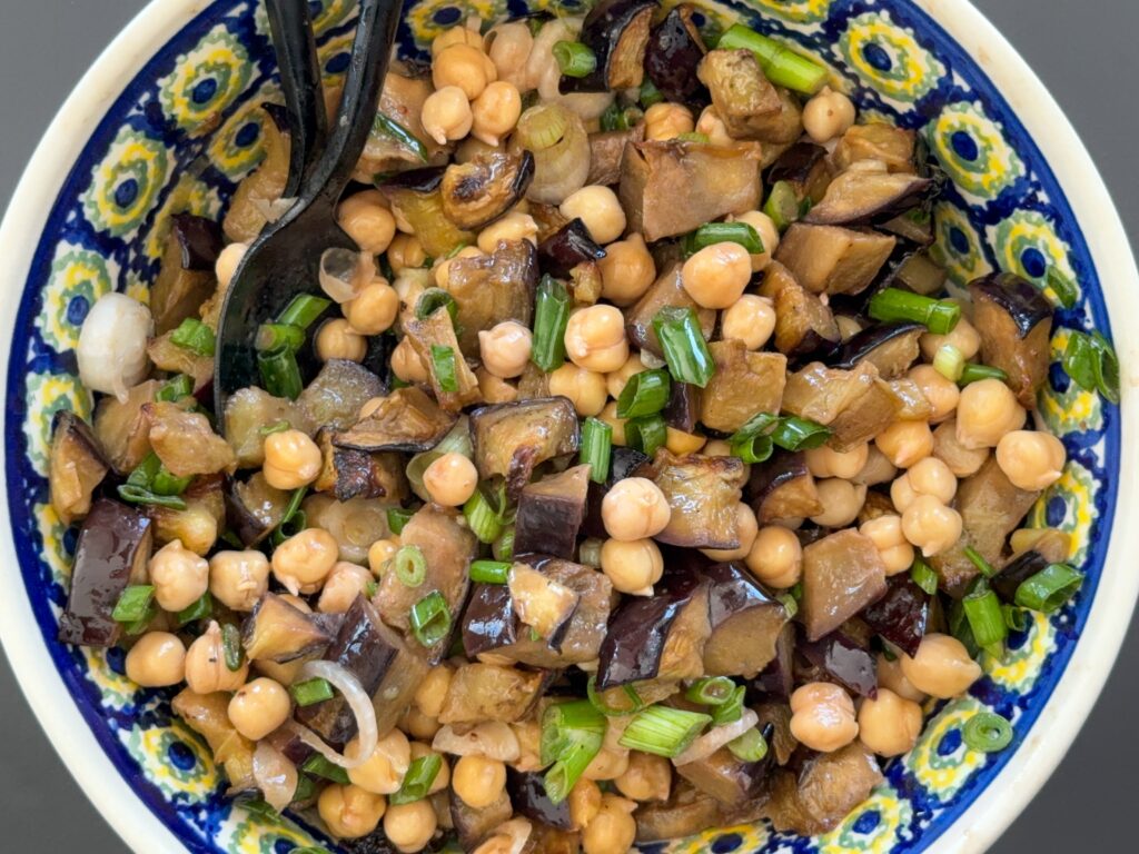 Simple, flavorful & nourishing — perfect served cold! If you’re looking for a vibrant plant-based dish that’s filling, full of flavor, and easy to make in advance — this Roasted Eggplant & Chickpea Salad might just become your new favorite. It’s roasted, crunchy, tangy, and ideal for hot days or a refreshing lunchbox option.