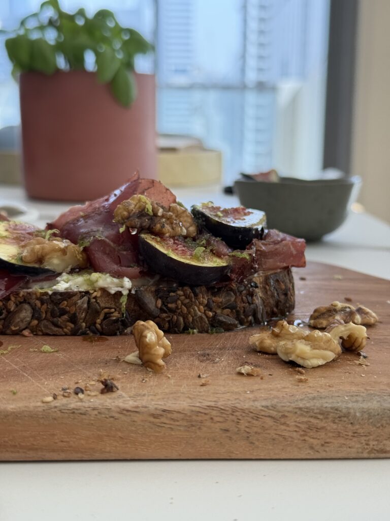A rustic-chic toast with bold flavors and a touch of sweetness This elevated bruschetta is a flavor bomb: creamy gorgonzola-mascarpone spread, delicate bresaola, crunchy walnuts, juicy fresh figs, and a drizzle of honey — all piled on rustic toasted bread. It’s sweet, salty, creamy, and crunchy in every bite. Perfect for apéro time, festive brunches, or a light yet sophisticated lunch with a glass of wine.