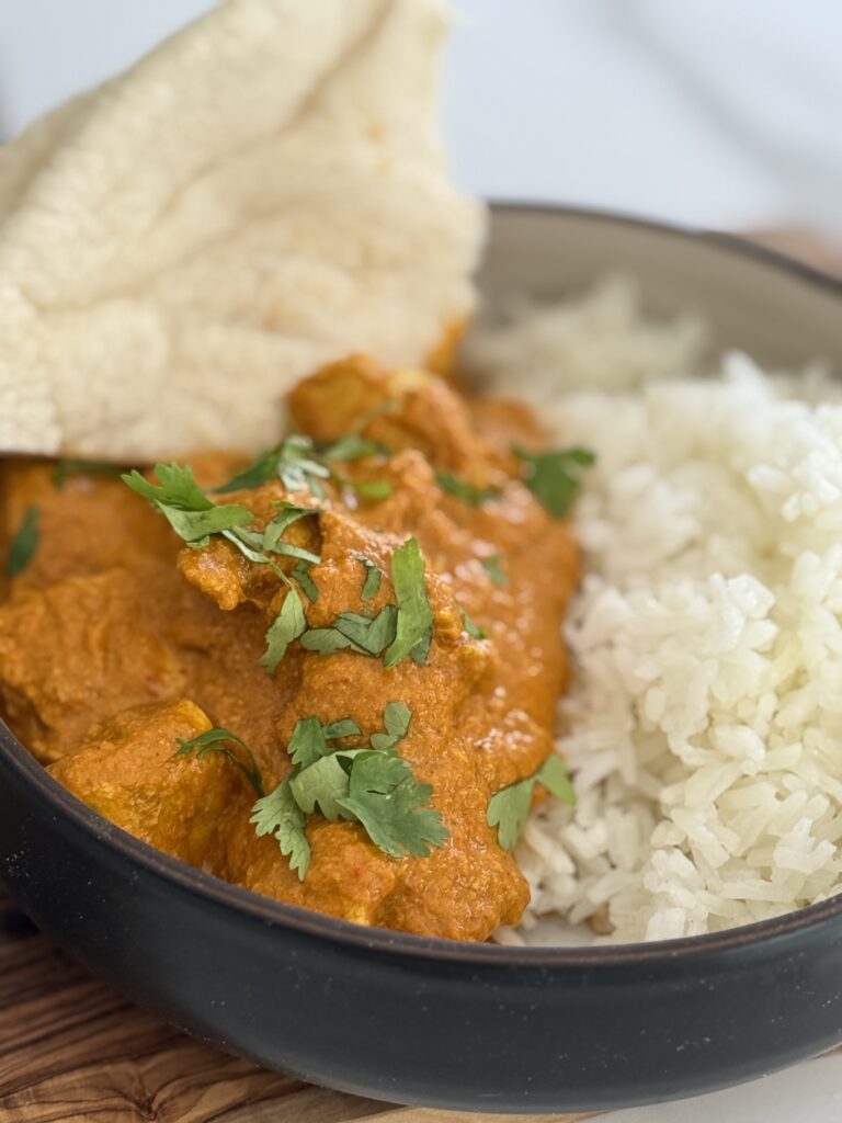 A burst of bold flavors, straight from India to your kitchen.
Craving something comforting, spiced, and full of flavor? Chicken Tikka Masala is a beloved classic of Indo-British cuisine: tender, creamy, and just the right amount of heat.
This homemade version is easy to make, requires no complicated ingredients, and guarantees a delicious meal to enjoy with others — or to meal prep and savor again the next day.
