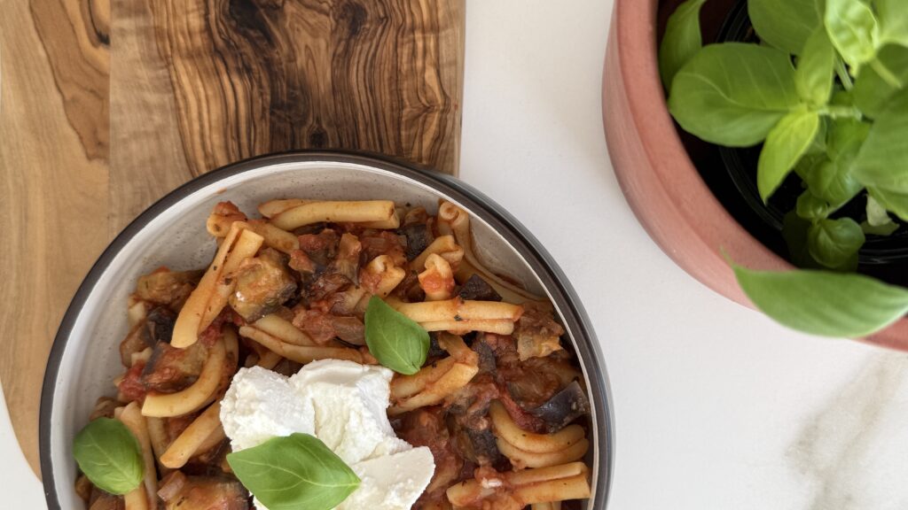 Looking for an easy, feel-good pasta dish that brings the taste of Italy straight to your kitchen? Pasta alla Norma is a traditional Sicilian recipe made with roasted aubergines, a rich tomato sauce, and plenty of cheese. It’s vibrant, satisfying, and perfect for a comforting weeknight meal.
