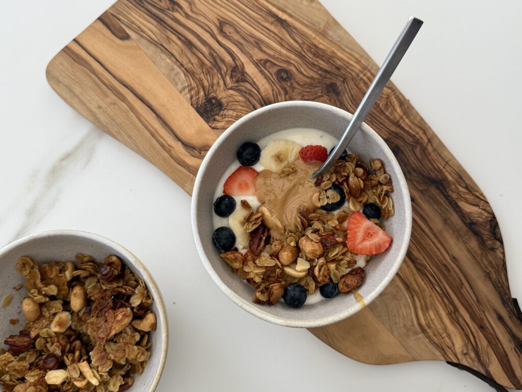 There’s something so satisfying about making your own granola — it’s easy, delicious, and the perfect way to start your day with a homemade touch.
This is my go-to homemade granola recipe: it’s super crunchy, ready in under 30 minutes, and you don’t even need a scale — just a glass to measure! The quantities don’t have to be exact. That’s the beauty of it: it always works.
