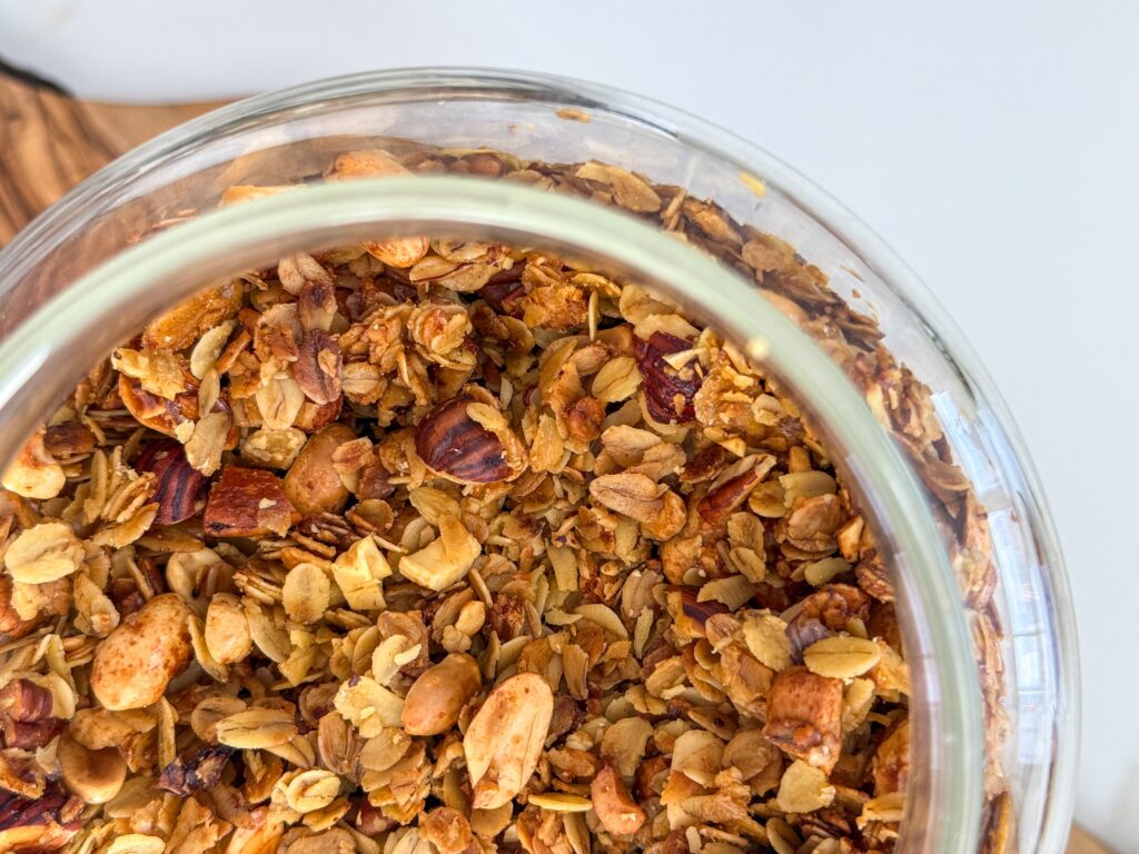 There’s something so satisfying about making your own granola — it’s easy, delicious, and the perfect way to start your day with a homemade touch. This is my go-to homemade granola recipe: it’s super crunchy, ready in under 30 minutes, and you don’t even need a scale — just a glass to measure! The quantities don’t have to be exact. That’s the beauty of it: it always works.