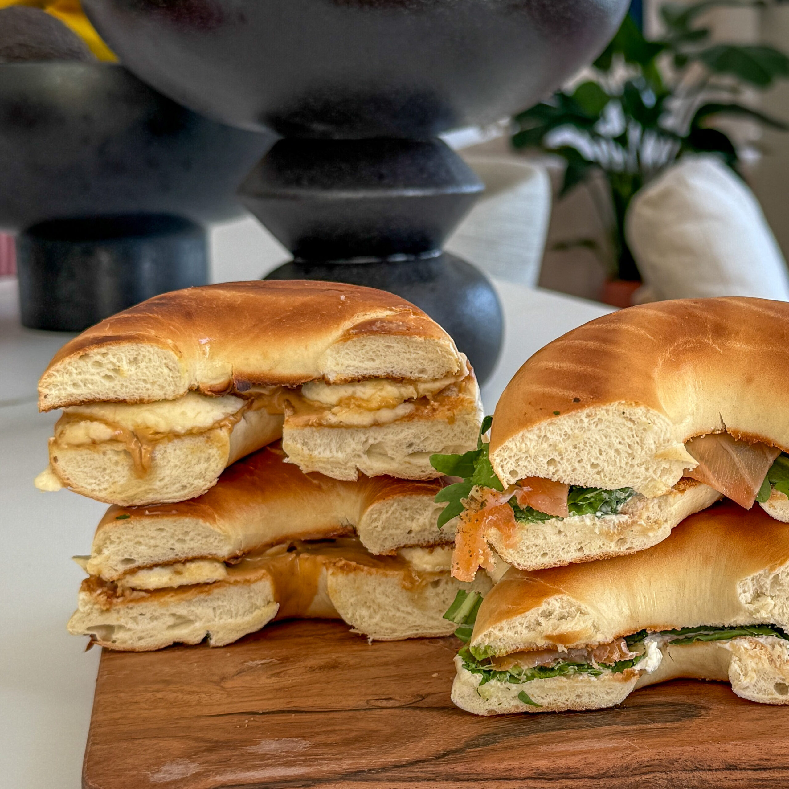 Easy, tasty & ready in 2 minutes There’s something magical about bagels — that perfect balance between chewy and soft, ready to be filled with anything you crave. Whether you’re in the mood for something savory, fresh, or sweet, here are 3 of my go-to bagel toppings that are always a hit at home.