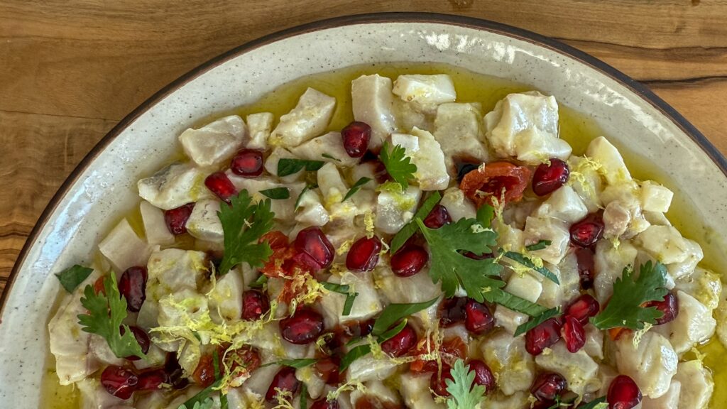 Raw seabass with citrus, fresh herbs, and pomegranate 🐟 Today we’re reinventing Mediterranean ceviche… with a subtle Oriental twist. Perfect as a fresh and elegant starter or a light lunch, this colorful dish blends the floral notes of orange blossom, the acidity of citrus, and the crunch of pomegranate.