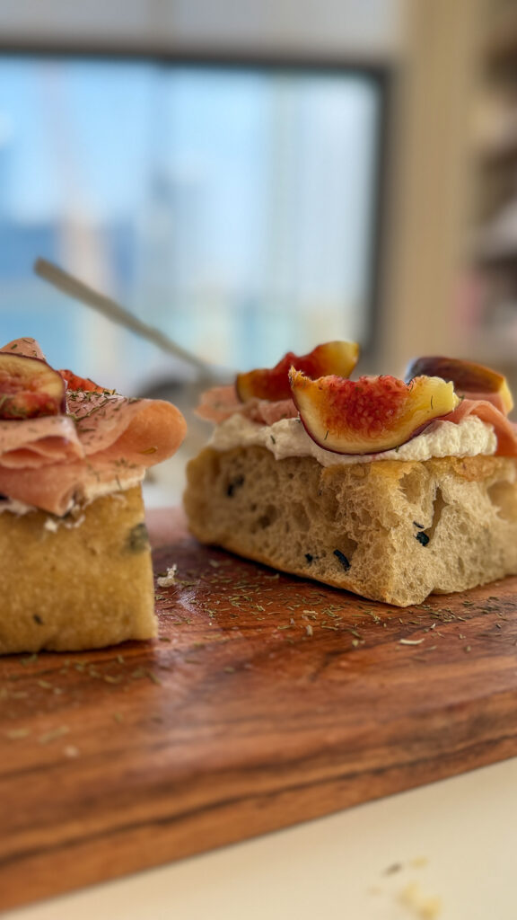 A no-stress recipe, ready in minutes, perfect for a summer apéro with friends.
Some days, you just don’t want to spend hours in the kitchen — but you still want to serve something pretty, tasty, and a little bit special. That was exactly the case when some friends were stopping by for apéro, and the sunshine was telling me, “Keep it easy, but make it good.”
So I grabbed a fresh focaccia from my local baker, picked up a few seasonal ingredients… and in under 10 minutes, I had a stunning summer focaccia ready to serve.