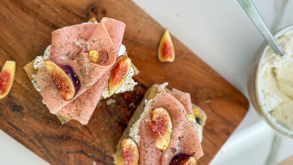 A no-stress recipe, ready in minutes, perfect for a summer apéro with friends. Some days, you just don’t want to spend hours in the kitchen — but you still want to serve something pretty, tasty, and a little bit special. That was exactly the case when some friends were stopping by for apéro, and the sunshine was telling me, “Keep it easy, but make it good.” So I grabbed a fresh focaccia from my local baker, picked up a few seasonal ingredients… and in under 10 minutes, I had a stunning summer focaccia ready to serve.