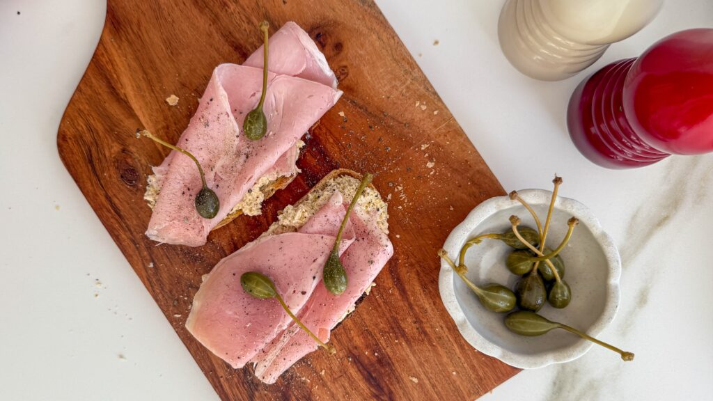 Some recipes have that timeless charm — the kind that instantly transports you to a sunny terrace in Italy, where simplicity meets elegance. Vitello Tonnato is one of them: a beloved dish from Piedmont, where tender veal meets a creamy tuna sauce that’s both surprising and irresistible. Today, I’m giving it a modern twist — served on crispy bruschetta, perfect for brunch, an appetizer, or a casual dinner with friends.