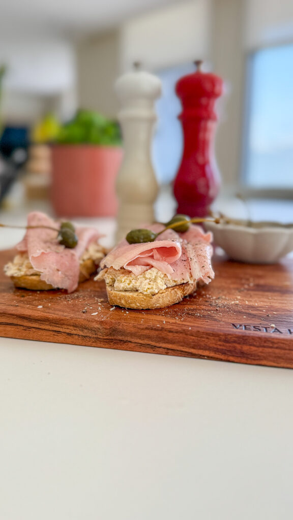 Some recipes have that timeless charm — the kind that instantly transports you to a sunny terrace in Italy, where simplicity meets elegance. Vitello Tonnato is one of them: a beloved dish from Piedmont, where tender veal meets a creamy tuna sauce that’s both surprising and irresistible. Today, I’m giving it a modern twist — served on crispy bruschetta, perfect for brunch, an appetizer, or a casual dinner with friends.