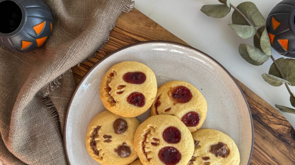 Today, my daughter and I had so much fun baking these spooky little treats together — the perfect sweet activity for Halloween! 👻 Not only are they adorable and slightly creepy, they’re also super simple to make, and deliciously buttery with a fun jam or Nutella twist inside. Whether you’re baking with your kids, prepping a Halloween party, or just craving something festive and fun — this is the recipe to save!