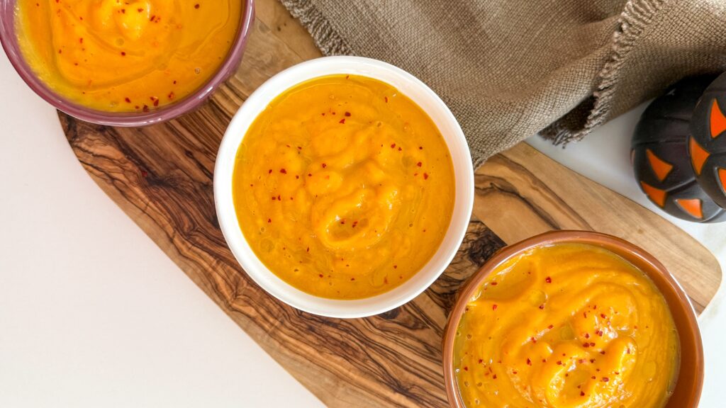 Today, my daughter and I spent a magical moment in the kitchen, making one of our favorite autumn recipes: a warm, comforting roasted butternut squash soup — perfect for chilly nights or a spooky Halloween dinner