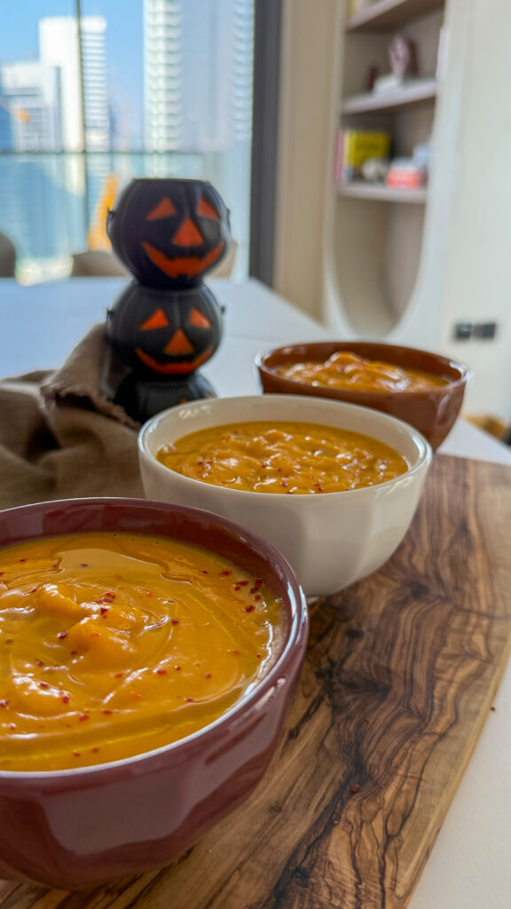 Today, my daughter and I spent a magical moment in the kitchen, making one of our favorite autumn recipes: a warm, comforting roasted butternut squash soup — perfect for chilly nights or a spooky Halloween dinner