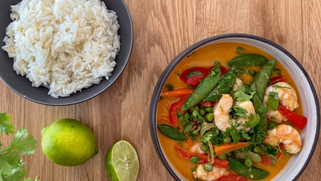 The perfect weeknight dinner — ready in 20 minutes There are evenings when you want something comforting, colorful, and delicious… but with zero stress. This Coconut Shrimp Curry with Vegetables is exactly that kind of recipe — quick, balanced, and full of flavor. In just 20 minutes, you’ll have a creamy, fragrant dish that feels like a mini escape to Asia — the perfect weeknight lifesaver.