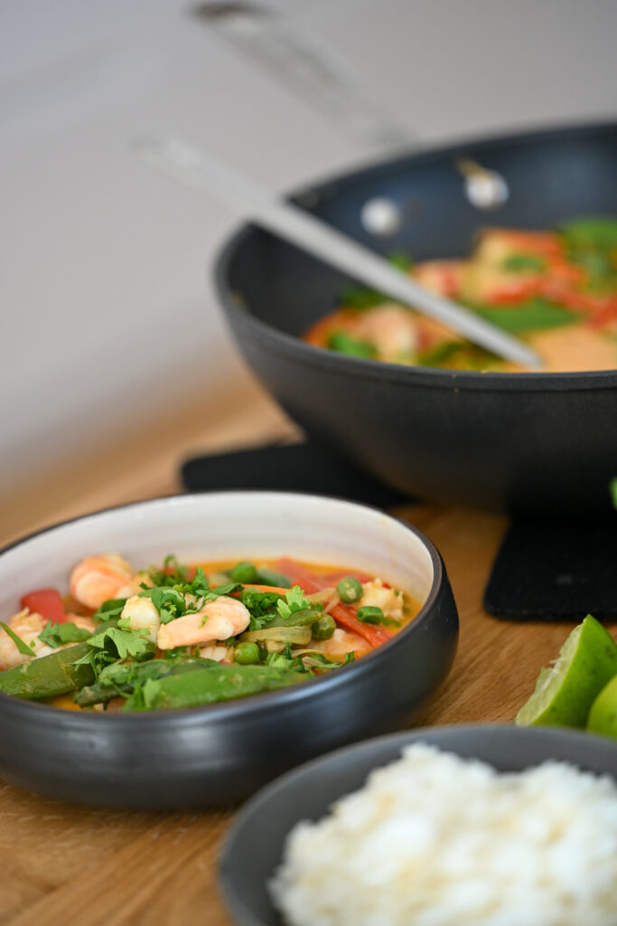 The perfect weeknight dinner — ready in 20 minutes There are evenings when you want something comforting, colorful, and delicious… but with zero stress. This Coconut Shrimp Curry with Vegetables is exactly that kind of recipe — quick, balanced, and full of flavor. In just 20 minutes, you’ll have a creamy, fragrant dish that feels like a mini escape to Asia — the perfect weeknight lifesaver.