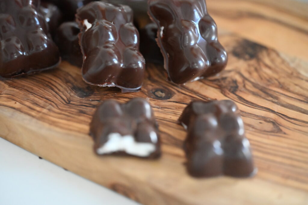 Soft inside, crunchy outside — and full of love. There are recipes that instantly bring back childhood memories. This weekend, my daughter asked for something special for her birthday… So we made these adorable chocolate marshmallow bears together. 🐻💛 A simple, playful recipe that’s pure comfort — a crisp chocolate shell filled with soft, homemade vanilla marshmallow.