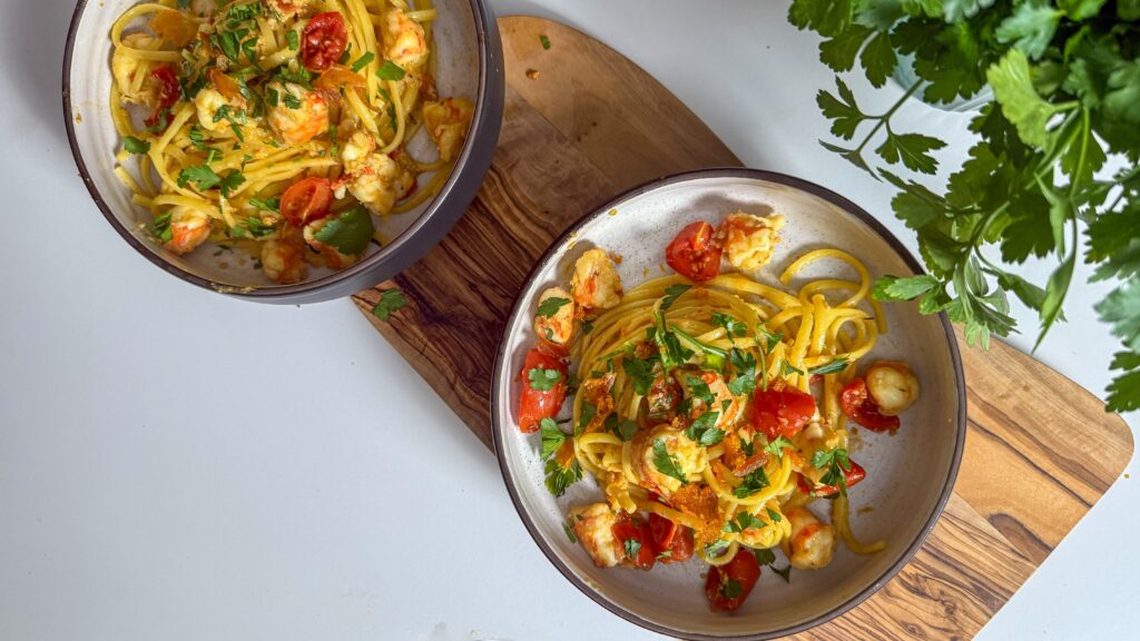 Some recipes instantly evoke the sea, the sun, and the joy of sharing a good meal. This one is definitely among them. Linguine with prawns is a timeless classic I love to revisit for its simplicity and deep, aromatic flavor — a concentrated sauce, a homemade broth, and perfectly al dente pasta that soaks up every bit of goodness. It’s a dish full of character, quick to prepare, and always a hit around the table.