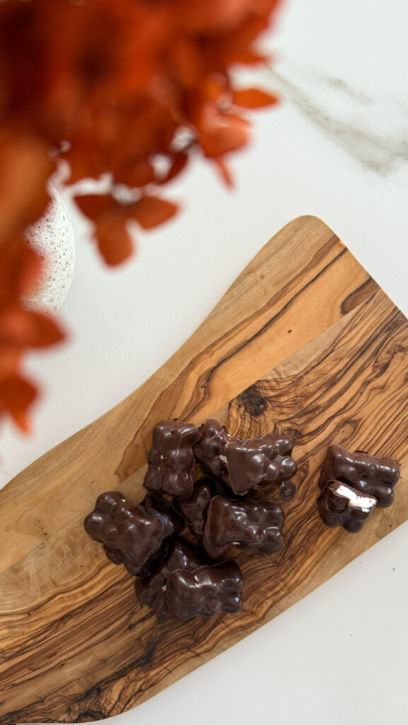 Soft inside, crunchy outside — and full of love. There are recipes that instantly bring back childhood memories. This weekend, my daughter asked for something special for her birthday… So we made these adorable chocolate marshmallow bears together. 🐻💛 A simple, playful recipe that’s pure comfort — a crisp chocolate shell filled with soft, homemade vanilla marshmallow.