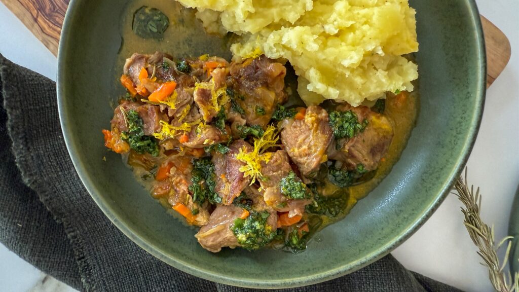 A tender, fragrant autumn dish with a fresh orange–herb condiment If you’re looking for a warm, fragrant dish that balances sweetness, freshness and depth of flavour, this orange, honey & rosemary braised veal is everything you want in a cozy autumn recipe. The meat melts into the sauce, the citrus brings brightness, the honey adds a soft caramelised note, and the final fresh condiment balances the whole plate beautifully. It’s comforting, elegant, and full of personality — the kind of recipe that feels both rustic and refined.