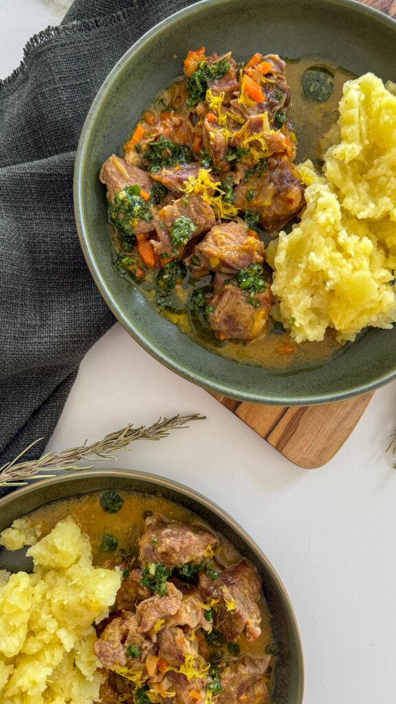 Fondant, parfumé, et relevé d’un condiment frais à l’orange Si vous aimez les plats réconfortants mais lumineux, ce veau braisé à l’orange, au miel et au romarin va vous séduire. La viande devient fondante, la sauce se caramélise doucement, et la fraîcheur du zeste d’orange vient réveiller chaque bouchée. C’est un plat d’automne chaleureux et élégant : simple, généreux, et pourtant très raffiné dans ses saveurs.