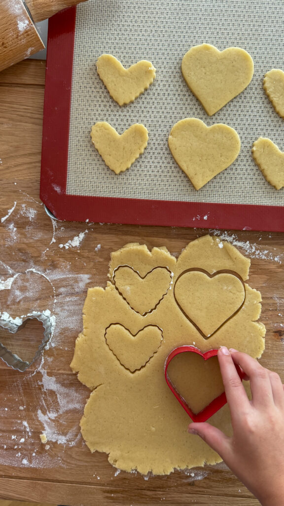 A simple, cozy recipe — perfect for December baking with kids. There’s something magical about baking cookies in winter. The soft light in the kitchen, little hands helping, the smell of vanilla and butter filling the house… On Day 4 of our Christmas Culinary Advent Calendar, my daughter and I made these tender heart-shaped sugar cookies with a bright orange glaze. They’re easy, quick, and so fun to prepare together — ideal for holiday afternoons, school snacks, or gifting in pretty bags tied with ribbon. A little holiday joy, in every bite.