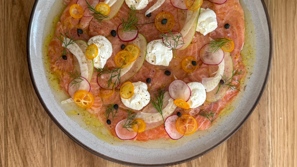 Salmon Carpaccio with Green Apple, Radish, Kumquat & Light Lemon Cream Fresh, bright, and beautifully balanced — the kind of dish that brings both elegance and simplicity to your holiday table. This salmon carpaccio combines citrus, crunch, freshness and a hint of sweetness. Perfect as a festive starter, a refined lunch, or a Christmas dinner that feels modern, light and full of contrast.